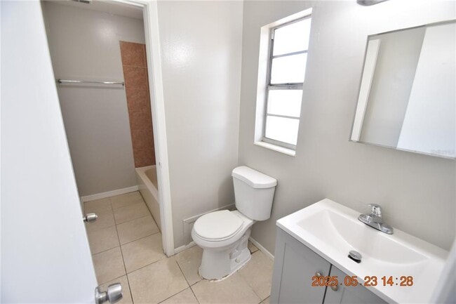 Building Photo - 4432 Tarpon Dr
