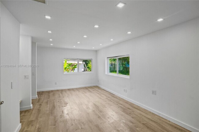 Building Photo - 1081 NE 166th St