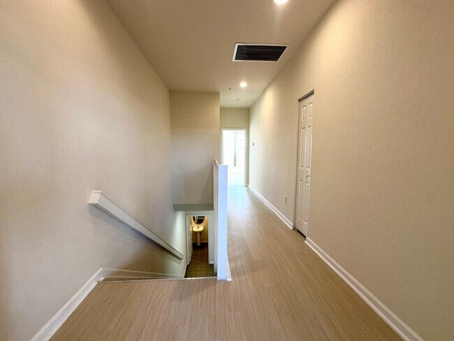 Building Photo - 425 Greenwich Cir