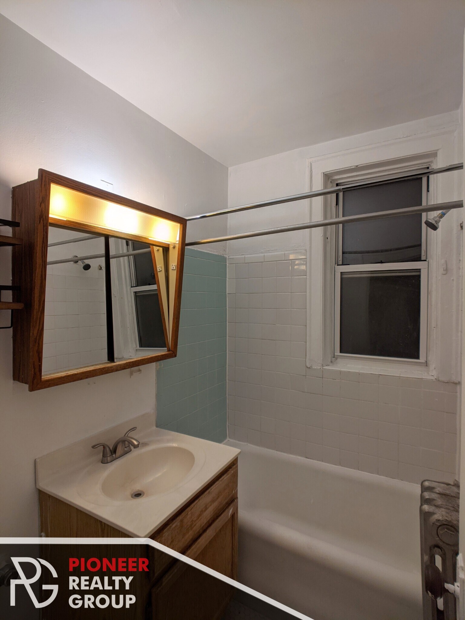 Building Photo - 711 W Belmont Ave