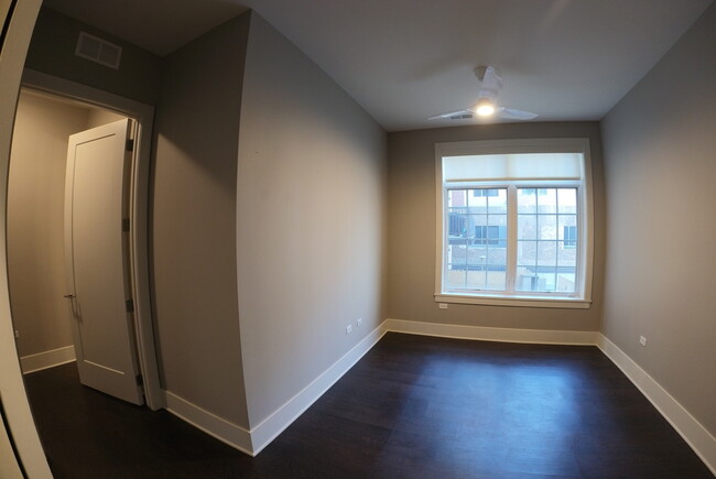 Building Photo - 2050 N Clark St