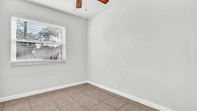 Building Photo - 3BR/2BA South Tampa home with carport and ...