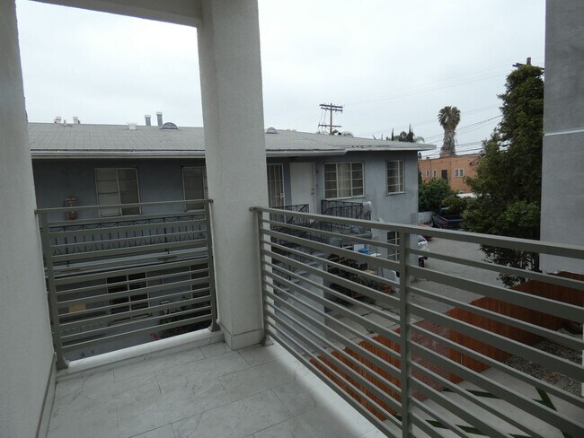 Building Photo - 1628 S La Brea Ave