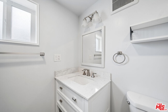 Building Photo - 1543 W 23rd St