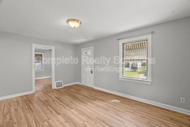 Building Photo - 7129 Greenhaven Dr