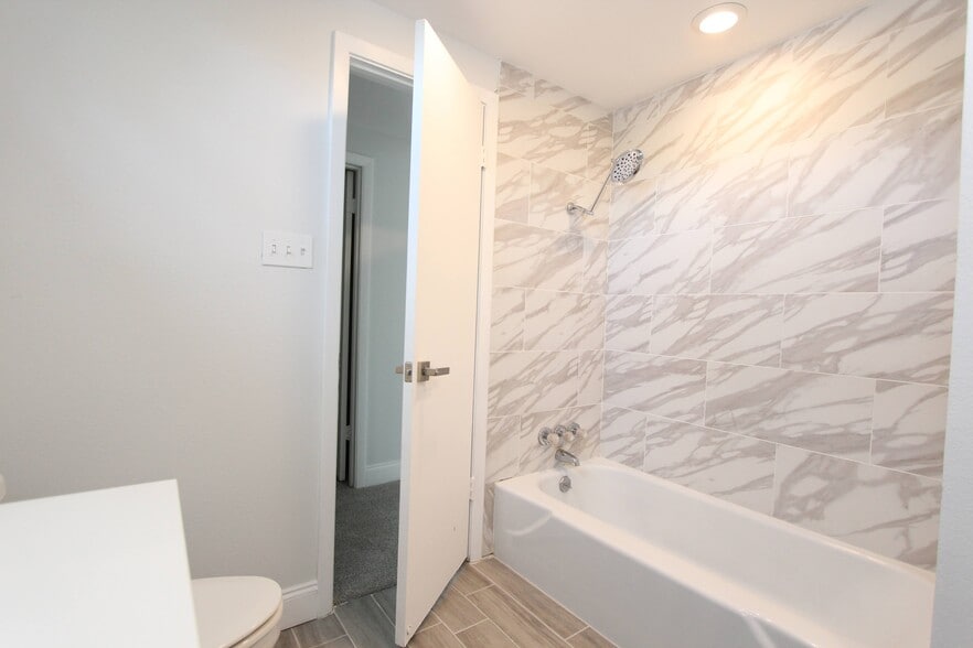 Bathtub - 1418 Finley Rd