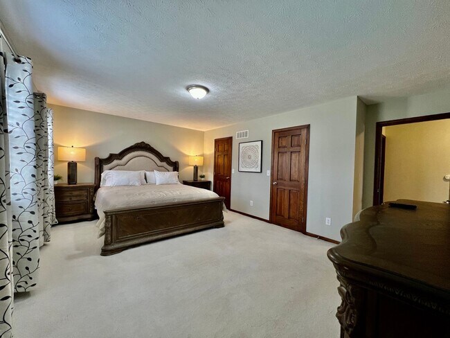 Building Photo - Executive home in West Chester with HOT TUB