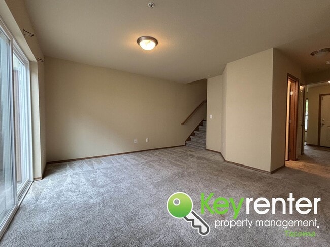Building Photo - Modern Comfort Meets Great Location in Thi...