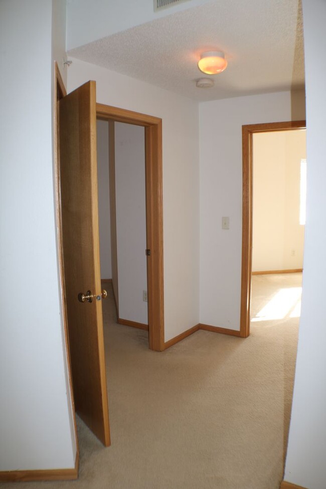 Building Photo - $1,195 | 2 Bedroom, 1 Bathroom Condo | No ...