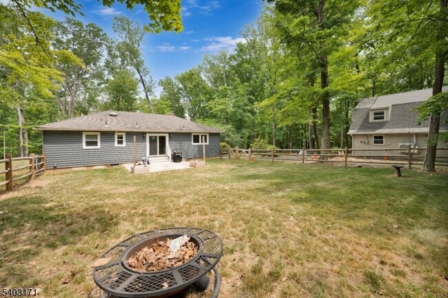 Building Photo - 422 Hollow Rd