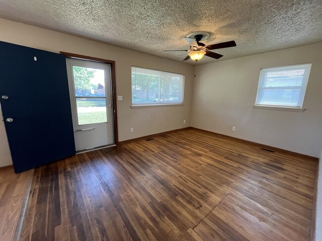 Building Photo - 1001 E 5th Ave