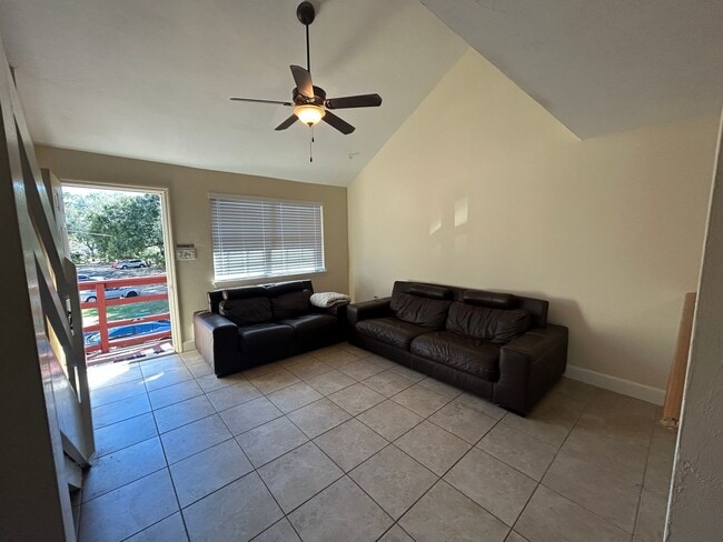 Building Photo - 3 Bed / 2.5 Bath – Steps from Doak Campbell Stadium – Only $1,800!