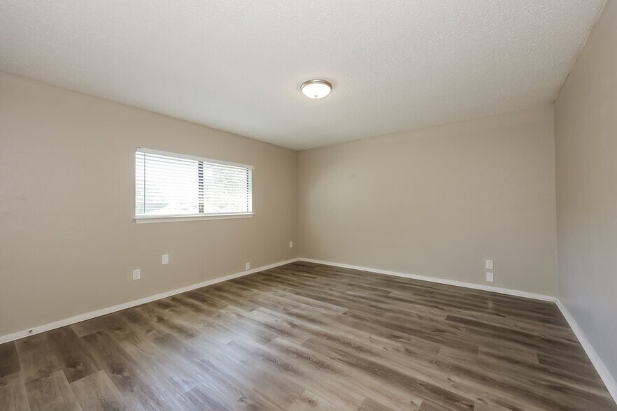 Building Photo - 2533 Bentley Dr