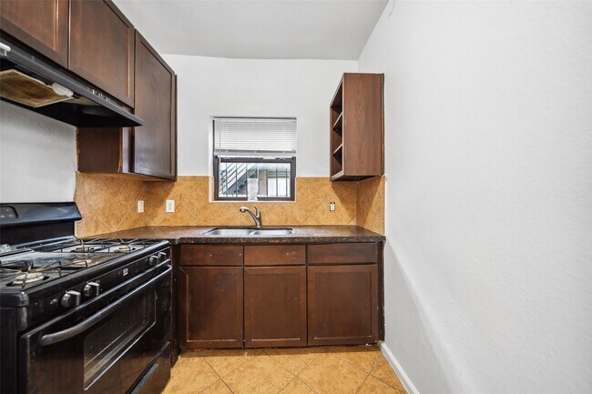 Building Photo - 406 Quitman St