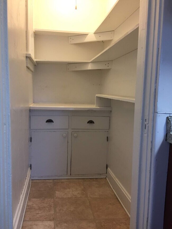 Building Photo - 2 Bedroom Apartment Available June 1!!