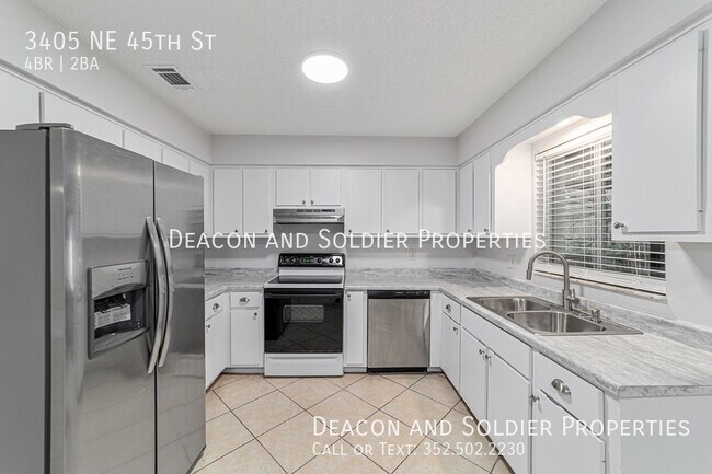 Building Photo - 3405 NE 45th St