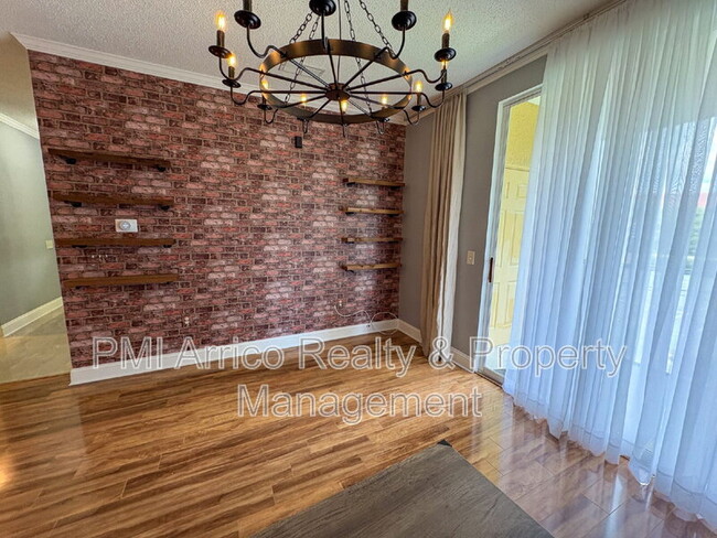 Building Photo - 18001 Richmond Pl Dr