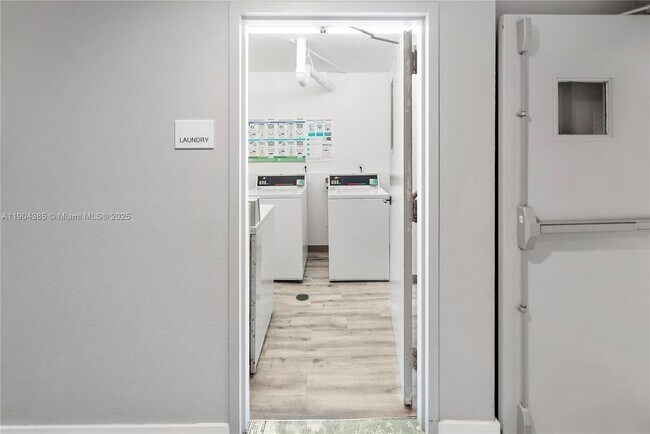 Building Photo - 2555 Collins Ave