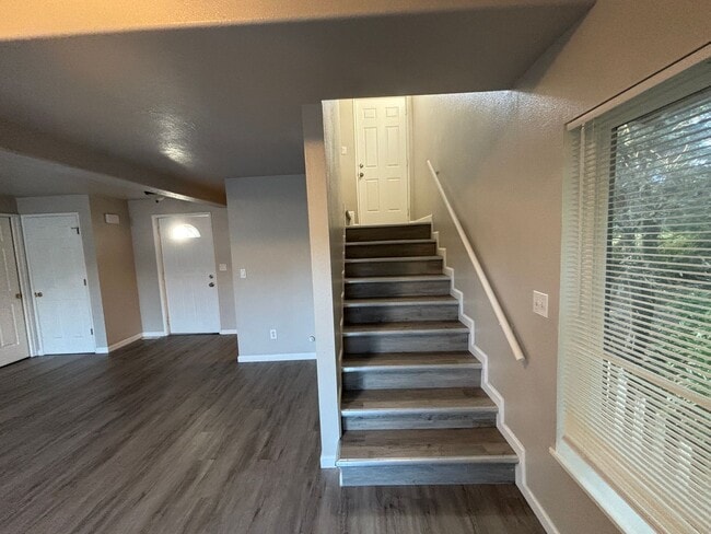 Building Photo - 3 Bedroom 3 Bath House *Move in special $1,000 off first months rent*