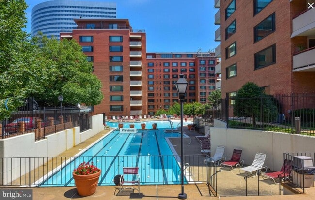 Building Photo - Spacious 1BR! Utilities Included! Rosslyn Metro! Pool!