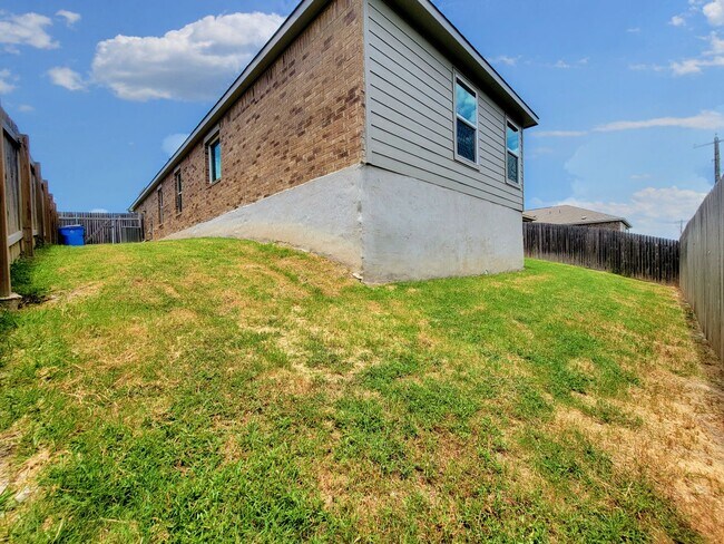 Building Photo - Modern & Spacious 3BR/2BA Home with Covere...