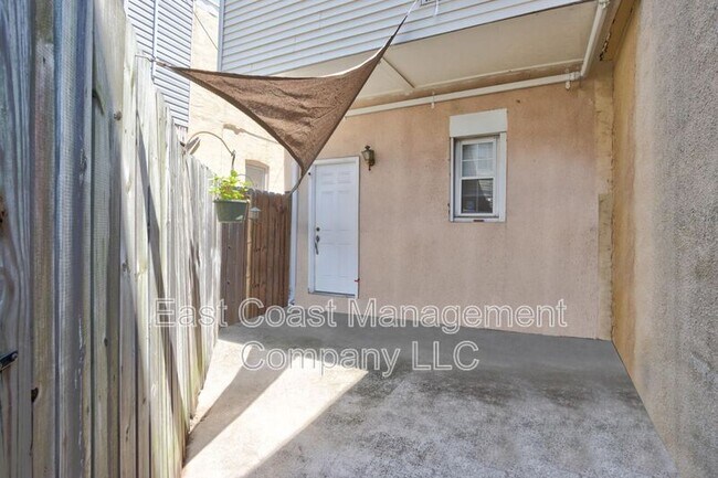 Building Photo - 1122 Scott St