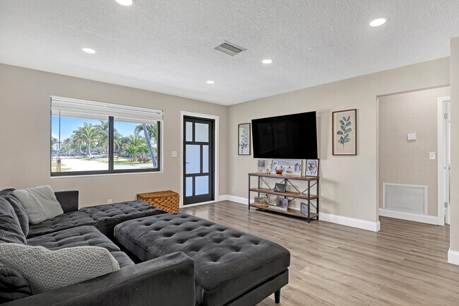 Building Photo - 1210 Skylark Ln