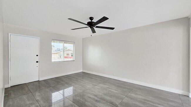 Building Photo - Gorgeous Remodel in Desirable North Central Phoenix Neighborhood