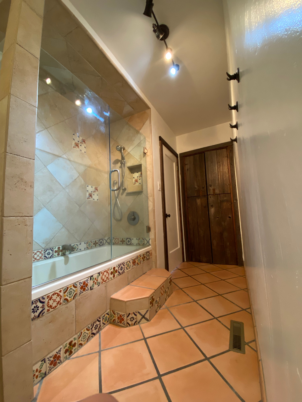 Larger bath with tub and shower - 1005 Del Monte Blvd