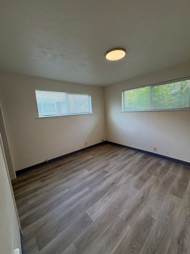Building Photo - Updated 2BD/1BA Duplex in Cal Young Neighborhood
