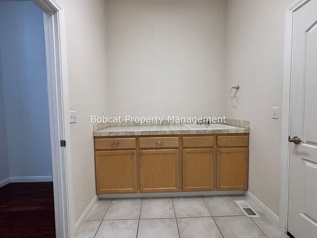 Building Photo - 1626 Evergreen Dr