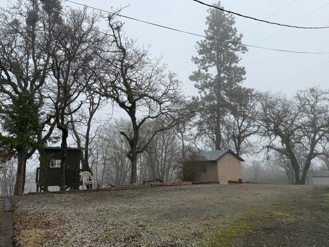 Building Photo - Rural House in the outskirts of Eagle Point