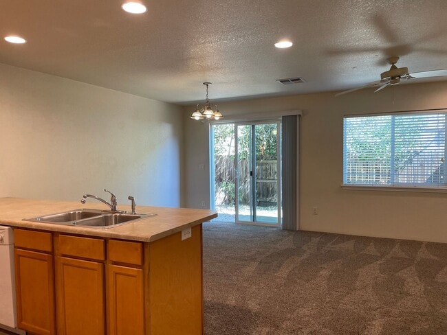 Building Photo - Very Nice 3 Bedroom 2.5 Bathroom Townhome ...