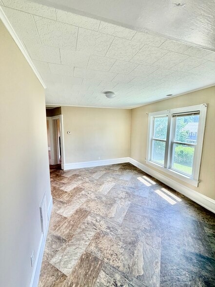 Building Photo - 31 Hall Ave