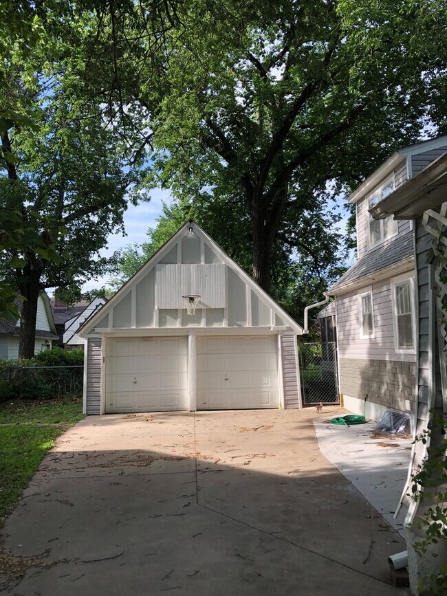 Building Photo - Beautiful 3 bedroom in Hyde Park neighborhood