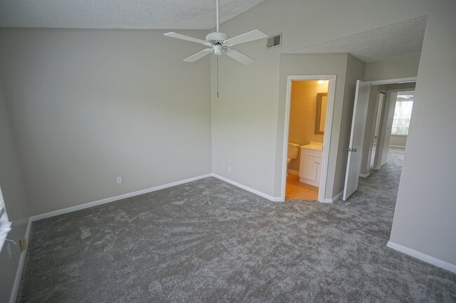 Building Photo - 2-Bedroom, 2 1/2-Bath, Gated South Tampa C...