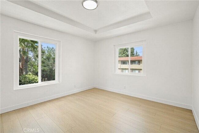 Building Photo - 7010 Lennox Ave
