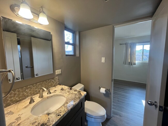 Building Photo - Cute 3 Bedroom 2 Bathroom Home In The Desi...