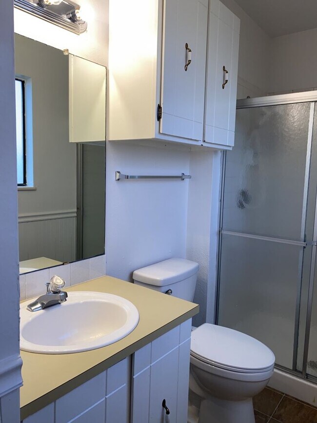 Building Photo - Start a Lease by 12/1 and Receive a $500 R...