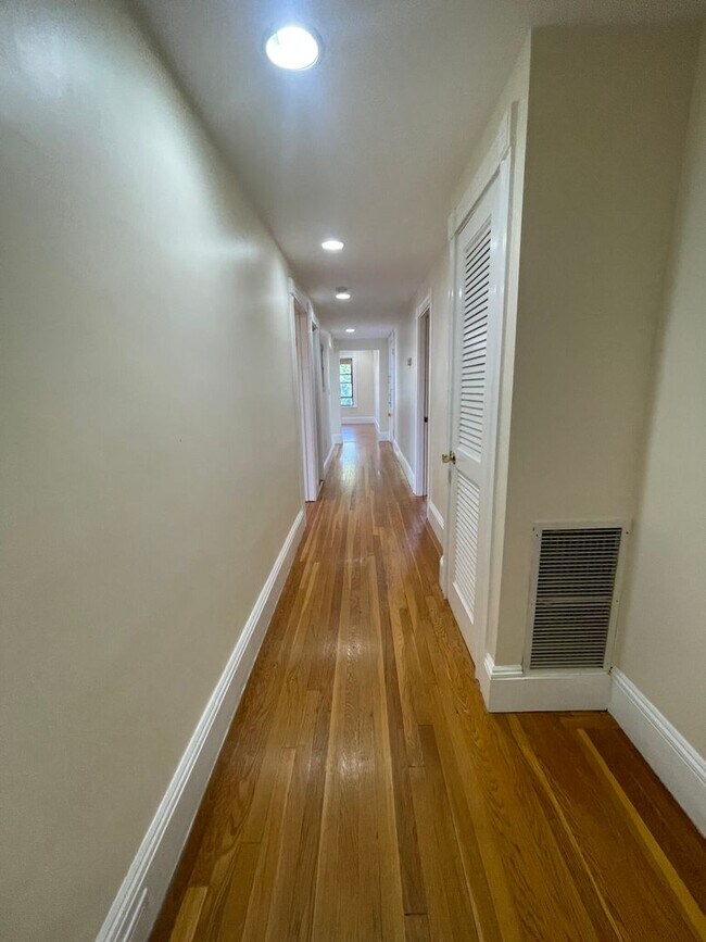 Building Photo - Charming 3 Bedroom-No Broker Fee