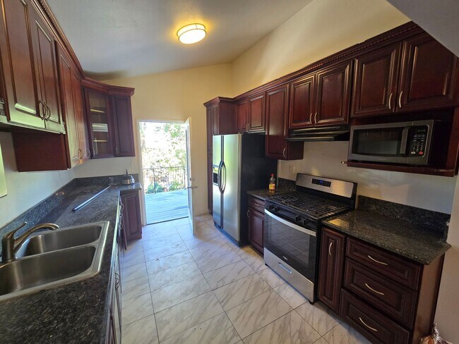 Building Photo - Beautifully Remodeled 3 Bed, 2 Bath Home for Lease!