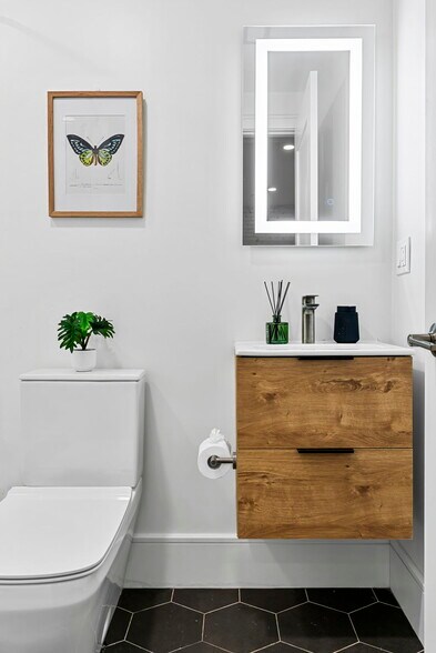 Building Photo - 1566 Beacon St