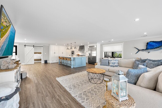 Building Photo - 355 Center St