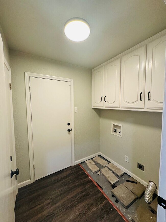 Building Photo - Amazing Midway ISD Home