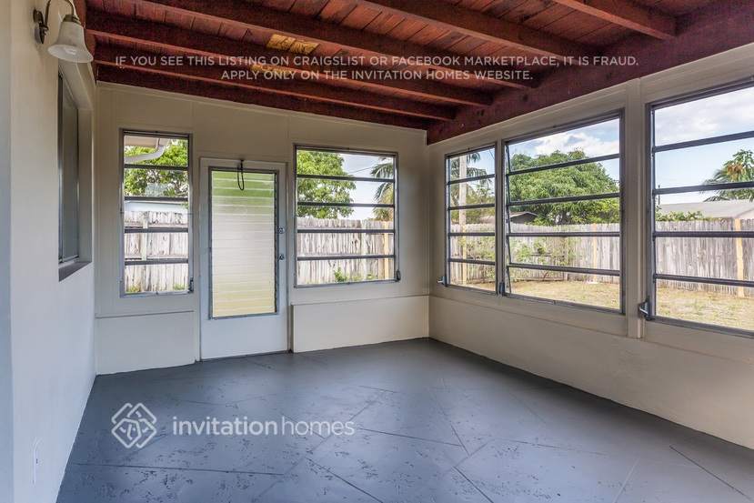 Building Photo - 1270 SW 7th Ave