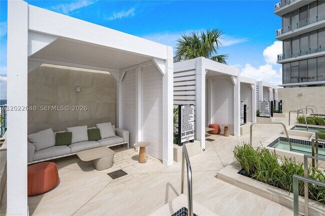 Building Photo - 300 S Biscayne Blvd