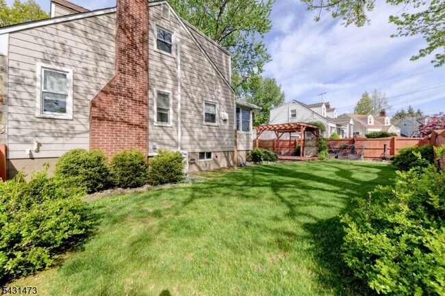 Building Photo - 72 Colonial Dr