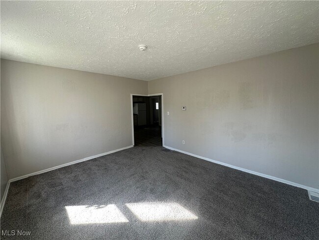 Building Photo - 1915 Maple Ave NE