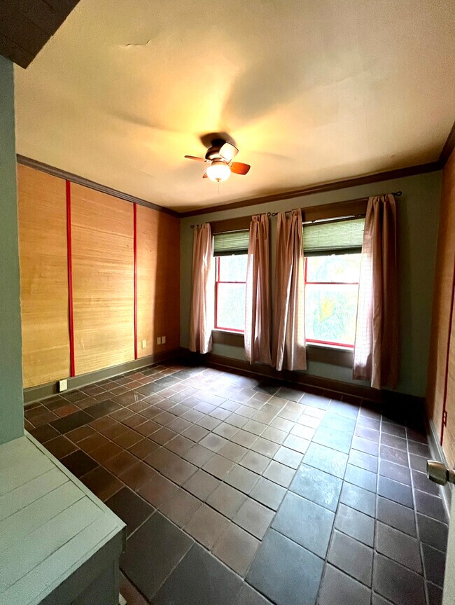 Building Photo - 343 E 12th Ave