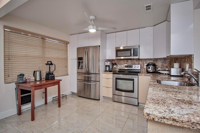 Building Photo - 2301 Lucaya Ln